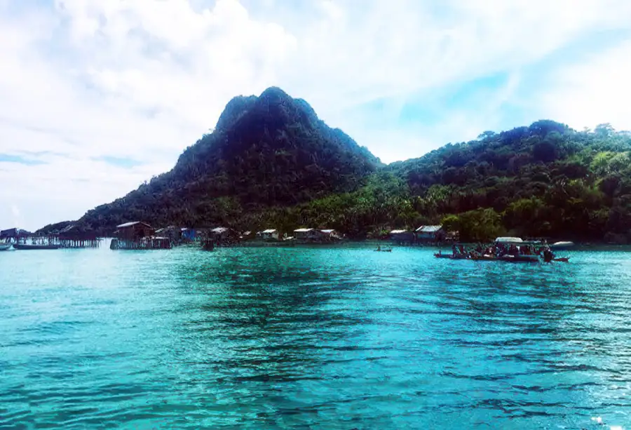 View of Bohey Dulang island from an excursion boat Sagittarius Resort